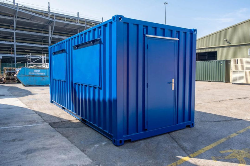 20-Fuß-Seecontainer mit doppelter Serviceklappe.