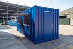 20-Fuß-Seecontainer mit doppelter Serviceklappe.