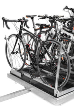 Der Anhänger kann 12 bis 15 Fahrräder in horizontaler Position transportieren.