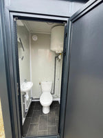 Sanitärcontainer mit Toilette, Waschbecken und anbaubarer Dusche, grau