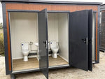 Sanitärcontainer vom Typ Pavilion mit drei Kabinen (Ref: S2103)