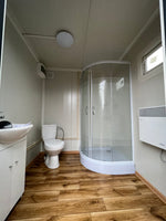 Sanitärcontainer 2,00 x 2,00 m mit Dusch- und WC-Spülkasten