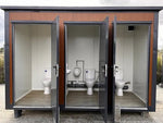 Sanitärcontainer vom Typ Pavilion mit drei Kabinen (Ref: S2103)