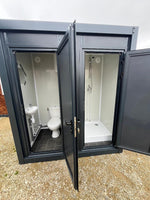 Sanitärcontainer mit Toilette, Waschbecken und anbaubarer Dusche, grau